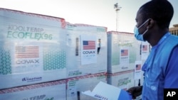 Seorang petugas dari UNICEF memeriksa kotak-kotak yang berisi vaksin COVID-19 yang barus aja tiba di bandara di Nairobi, Kenya, pada 23 Agustus 2021. (Foto: AP/Brian Inganga)