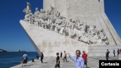 Aílton Côrrea em frente ao Padrão dos Descobrimentos em Lisboa, Portugal.