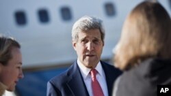 El secretario de Estado, John Kerry, llega al aeropuerto de Queen Alia en Jordania. Luego voló a Bagdad.
