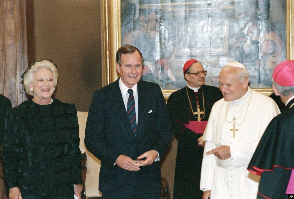 1989年5月27日，喬治·布什總統和第一夫人芭芭拉·布什與天主教教宗約翰·保羅二世在梵蒂岡的圖書館談話。