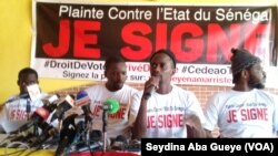 "Y en a marre" face à la presse sénégalaise à Dakar, le jeudi 17 août 2017. (VOA/Seydina Aba Gueye)