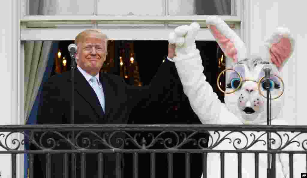 Presiden Donald Trump dan Kelinci Paskah berdiri berdampingan di Truman Balcony, di Gedung Putih, Washington, 2 April 2018, dalam acara Lomba Balap Telur Paskah.