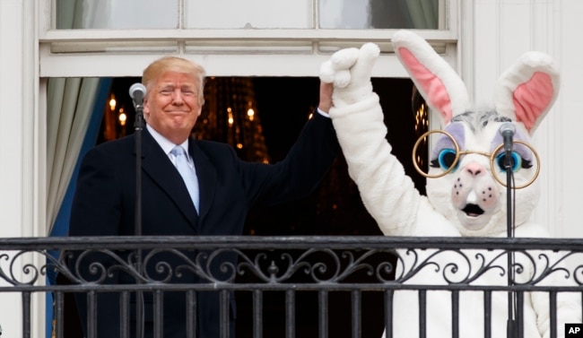 2018年4月2日，在白宮復活節彩蛋年會期間，川普總統和復活節兔子一起站在白宮的杜魯門陽台上。