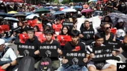 台湾上万群众2019年6月16日手举“台湾撑香港”的标语牌参加集会支持香港民众反送中。 