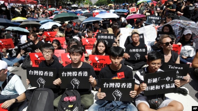 台湾上万群众2019年6月23日手举“台湾撑香港”的标语牌参加集会支持香港民众反送中。 