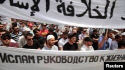 Des militants du groupe islamiste Hizb ut-Tahrir, en Ukraine, le 6 juin 2013.