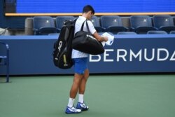 Novak Đoković napušta teren nakon diskvalifikacije zbog nenamernog incidenta sa Otvorenog prvenstva Amerike, 6. septembra 2020.