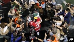 Atlanta Falcons quarterback Matt Ryan (2) embraces Green Bay Packers quarterback Aaron Rodgers (12) after the NFL football NFC championship game Sunday, Jan. 22, 2017, in Atlanta.