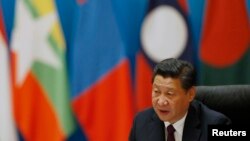 中国国家主席习近平11月8日在北京钓鱼台国宾馆开会时讲话。