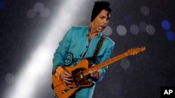 Penyanyi Prince saat tampil dalam acara Super Bowl XLI di Miami, Florida, 4 Februari 2007 (foto: dok). Mendiang Prince tidak meninggalkan surat wasiat ketika meninggal Kamis (21/4).