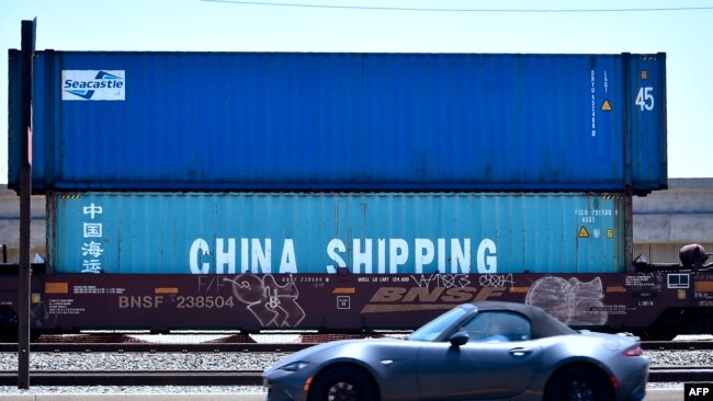 美国加州长滩港等待运走的来自中国的集装箱。（2018年7月12日）