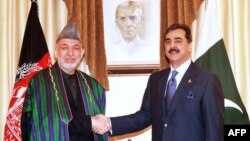 Tổng thống Afghanistan Hamid Karzai (trái) và Thủ tướng Pakistan Yousuf Raza Gilani