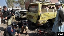 Polisi Pakistan memeriksa lokasi serangan bom mobil di pinggiran kota Peshawar (23/2).