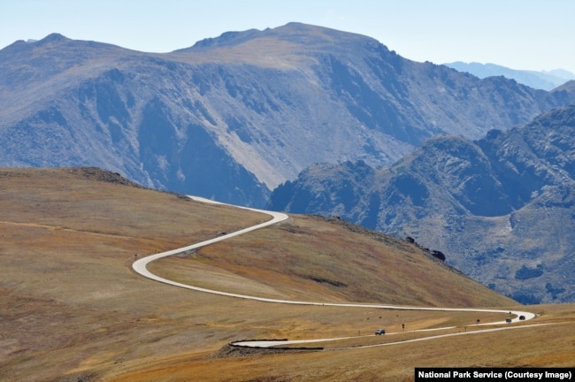 Cars drive along Trail Ridge Road