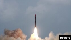 Pakistan thử tên lửa có thể mang đầu đạn hạt nhân Shaheen-II tại một địa điểm bí mật.
