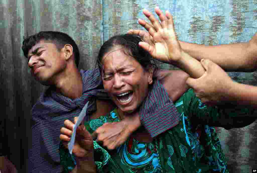 Munni, a woman whose daughters are missing, cries as rescuers search the River Padma in Munshiganj district, Aug. 4, 2014.