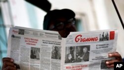 Một người đàn ông đọc tờ báo chính thức của Ủy ban Trung ương Đảng Cộng sản Cuba, Granma, ở Havana, ngày 03 tháng 2 năm 2015.