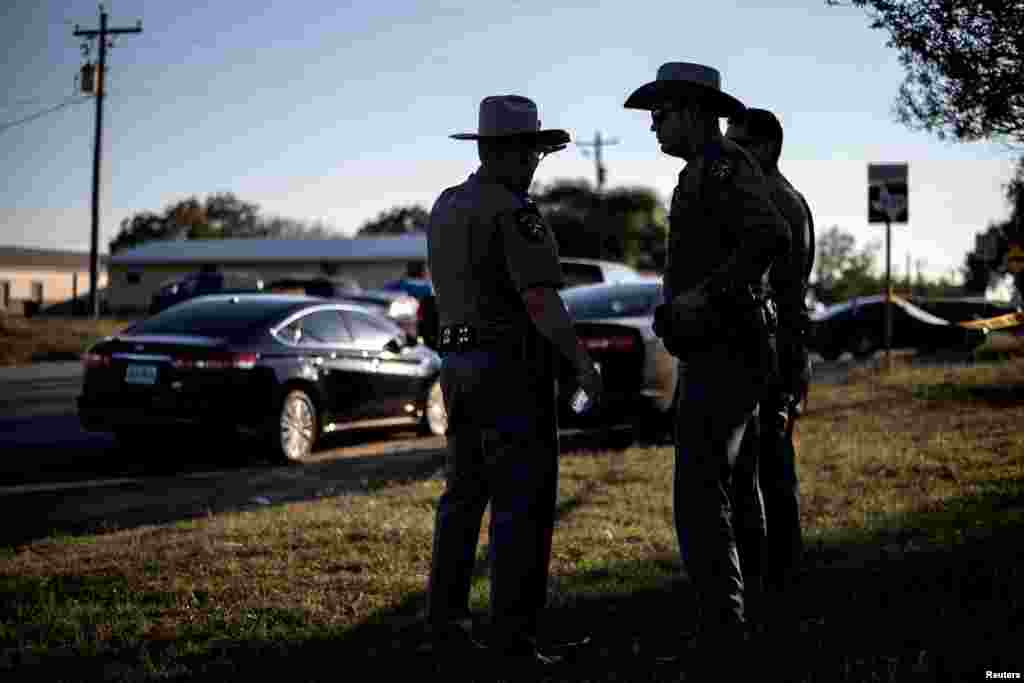 Petugas dari kantor Sheriff Wilson County berdiri dekat areal yang ditandai garis polisi dekat Gereja Baptis Pertama di Sutherland Springs, Texas, 5 November 2017.