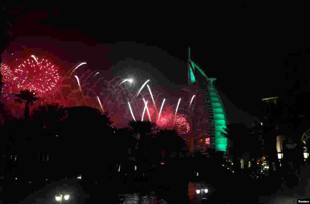دبئی کے برج خلیفہ کے علاقے میں نئے سال کا رنگ رنگا جشن 