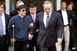 陈光诚与美国大使骆家辉(中)和美国助理国务卿坎贝尔(右前)2012年5月1日在美驻华使馆