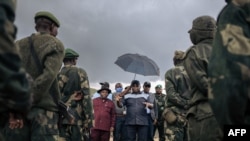 Le ministre congolais de la Défense, Aimé Ngoy Mukena, s'adresse aux soldats lors d'une visite officielle à Bijombo, dans la province du Sud-Kivu, dans l'est de la République démocratique du Congo, le 10 octobre 2020.