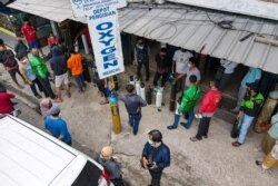 Masyarakat mengantre di toko pengisian oksigen di Jakarta pada 30 Juni 2021, saat infeksi COVID-19 melonjak mencapai rekor tertinggi di Indonesia. (Foto: AFP/Bay Ismoyo)