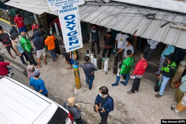 Masyarakat mengantre di toko pengisian oksigen di Jakarta pada 30 Juni 2021, saat infeksi COVID-19 melonjak mencapai rekor tertinggi di Indonesia. (Foto: AFP/Bay Ismoyo)