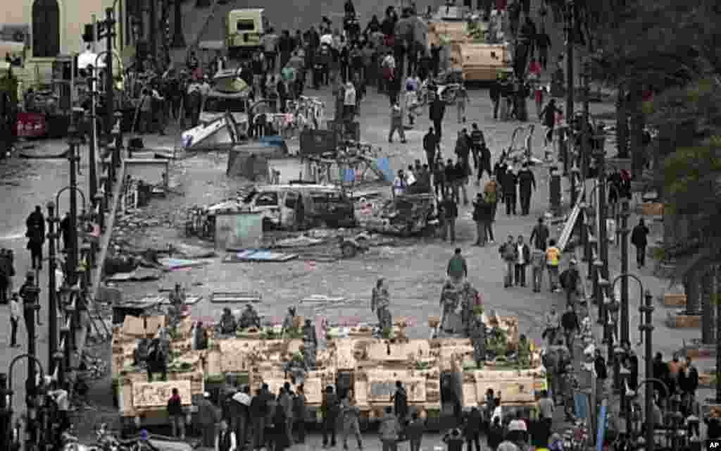 外国媒体从埃及发出的电视画面显示，示威者在开罗的一座桥上向一辆装甲安全车投掷石块，试图迫使这辆车掉头。在其它地方，大批挥舞着拳头的示威者呼喊着穿梭在街头游行