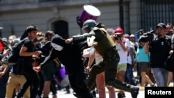 Polisi menangkap demonstran dalam protes di Santiago, Chile. (Foto: Dok)