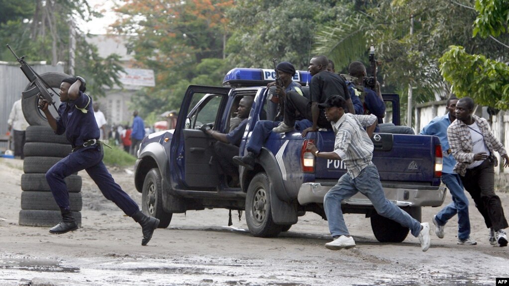 Des policiers pourchassent des opposants à Kinshasa, le 16 novembre 2006.