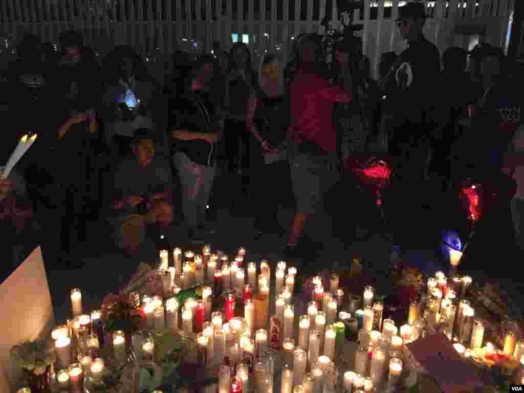 People in Las Vegas take part in vigil honoring victims of Mass shooting targeting concert goers at a Country music festival at the Mandalay Bay Hotel, Oct. 2, 2017. (Photo: C. Mendoza / VOA)