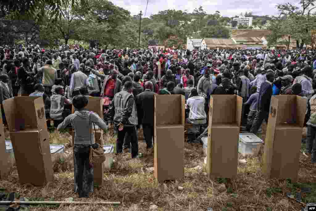 Malawians start voting after polling was delayed by several hours at a voting station in Blantyre&#39;s central district during the general elections.