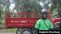Pembuang Sampah dengan kendaraan roda tiga Angkuts. (Foto: Courtesy/Angkuts)
