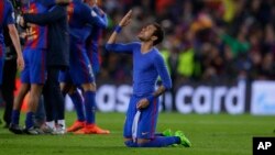 Neymar de Barcerlone agenouillé, adresse une prière a Dieu, après la victoire de 6-1 du FC Barcelone contre Paris Saint German aux 16e de finale de la Ligue des champions au stade Camp Nou à Barcelone, Espagne, 8 Mars 2017. 