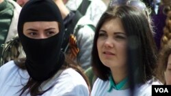Masked separatist supporters were among the crowd participating in a celebration to mark Victory Day in Donetsk, eastern Ukraine May 9, 2014. (Jamie Dettmer/VOA)