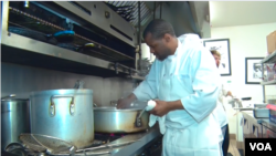 오하이오주 클리블랜드에 있는 ‘에드윈스 식당’에서 출소자들이 요리와 식당일을 배우고 있다.
