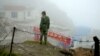 Tentara China berjaga pos penjagaan perbatasan di kawasan Nathu La, Sikkim, perbatasan China-India, yang terletak pada ketinggian 4.500 meter dari permukaan laut, 10 Juli 2008. (Foto: dok).