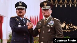Panglima TNI yang baru, Marsekal Hadi Tjahjanto (kiri) melakukan salam komando dengan Jenderal Gatot Nurmantyo di Istana Negara, Jakarta, Jumat, 8 Desember 2017. (Foto: Biro Pers Istana)