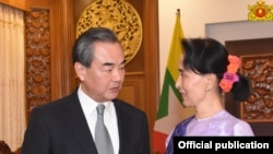 ျမန္မာႏိုင္ငံ အတုိင္ပင္ခံပုဂၢိဳလ္ေဒၚေအာင္ဆန္းစုၾကည္နဲ႔ တ႐ုတ္ႏိုင္ငံျခားေရးဝန္ႀကီး Wang Yi after their meeting (Myanmar State Counsellor Office)