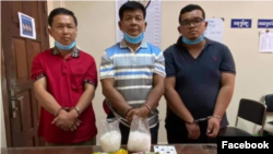 លោក ​អ៊ឹម ឈូន​ ស្នង​ការរង​ខេត្ត​កំពត​ និង​ជនសង្ស័យ​២នាក់​ទៀត ​ត្រូវ​បាន​ចាប់​ខ្លួន​កាល​ពី​យប់​ថ្ងៃទី​៦ ខែ​មេសា នៅទីក្រុង​ភ្នំ​ពេញ។ (រូបថតដកស្រង់ពីហ្វេសប៊ុក៖ Vuthy Som)