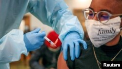 Seorang perempuan sedang disuntik vaksin COVID-19 buatan Moderna di Illinois, AS, 13 Februari 2021. (Foto: Reuters)
