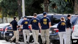 Agenti FBI-a ispred kuće u kojoj su stanovali Syed Rizwan Farook i Tashfeen Malik, počinici masovnog ubistva u San Bernardinu, Kalifornija
