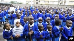 Wanafunzi wa Kenya wamekusanyika katika shule ya msingi ya Kongoni mjini Nairobi, Kenya, baada ya shule kufunguliwa kote nchini, Jan. 14, 2008