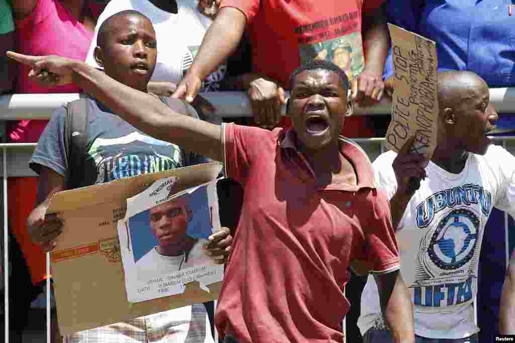 Sự phẫn nộ được thể hiện trong đám tang của anh Mido Macia tại Johannesburg, Nam Phi. Anh tài xế taxi Macia người Mozambican chết sau khi bị cảnh sát Nam Phi kéo lê trên đường phố bằng xe cảnh sát. Có tám cảnh sát viên bị bắt và khởi tố về tội giết người.