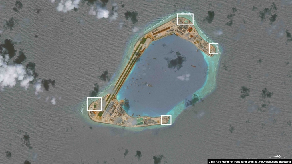 Hình ảnh vệ tinh cho thấy các kết cấu quân sự được Trung Quốc xây dựng trên các đảo nhân tạo tại Biển Đông. 