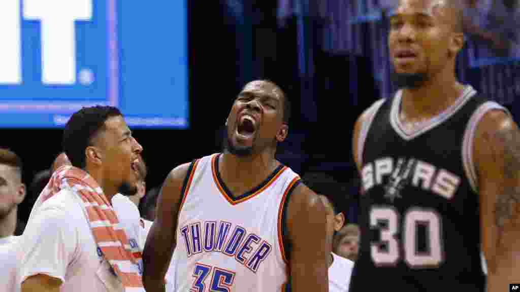 L'Oklahoma City Thunder égalise à 2-2 face à San Antonio en demi-finale de Conférence Ouest grâce à un excellent Kevin Durant (111-97). Le 8 mai 2016.