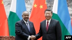 Poignée des mains entre le président chinois Xi Jinping, à droite, et son homologue djiboutien Ismail Omar Guelleh lors d'une cérémonie de signature au Grand Palais du Peuple à Beijing, 23 novembre 2017.