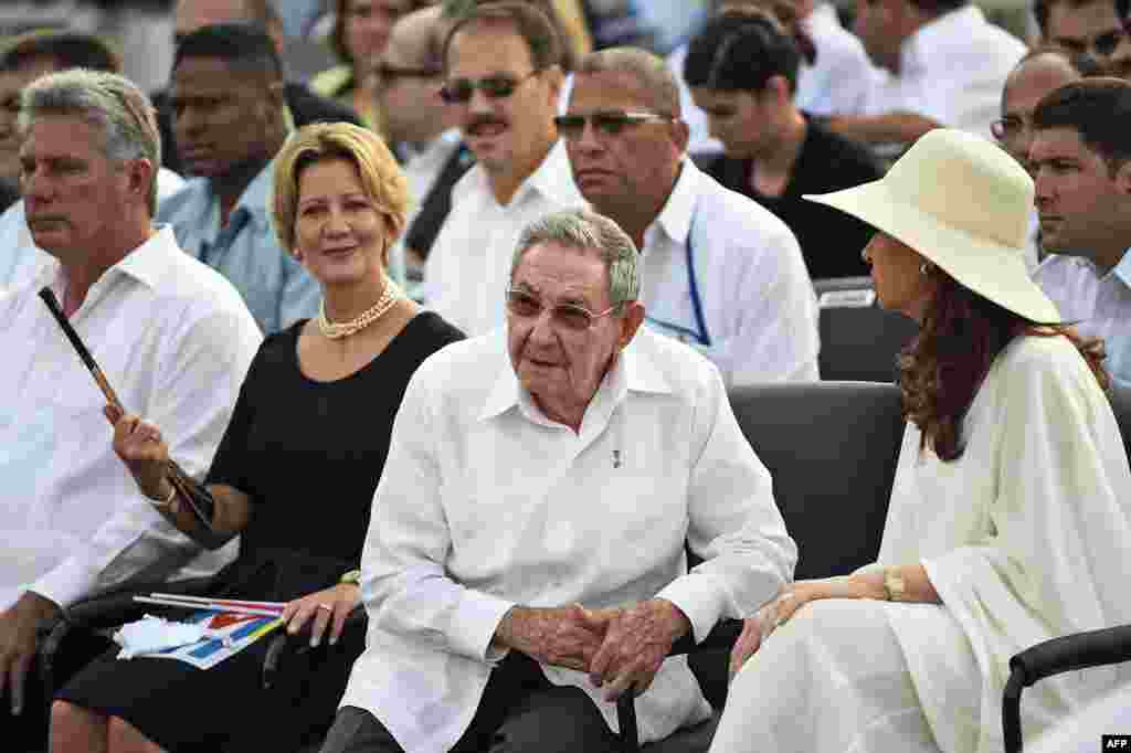 Kuanzia kushoto, Mke wa rais wa Panama Lorena Castillo Garcia de Varela, Rais wa Cuba Raul Castro na Rais Cristina Fernandez de Kirchner wa Argentina wanamsubiri Paopa Francis kuwasili kwenye uwanja wa Mapinduzi ili kuongoza Misa mjin Havana, Sept. 20, 2015.
