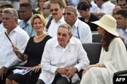From left, Panama's First Lady Lorena Castillo Garcia de Varela, Cuban President Raul Castro and Argentine President Cristina Fernandez de Kirchner wait for Pope Francis to arrive at Revolution Square in Havana, Sept. 20, 2015.