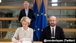 Presiden Dewan Eropa, Charles Michel (kanan) dan Presiden Komisi Eksekutif Uni Eropa, Ursula von der Leyen menandatangani kesepakatan Brexit disaksikan oleh perunding Brexit, Michel Barnier. (Foto: dok).